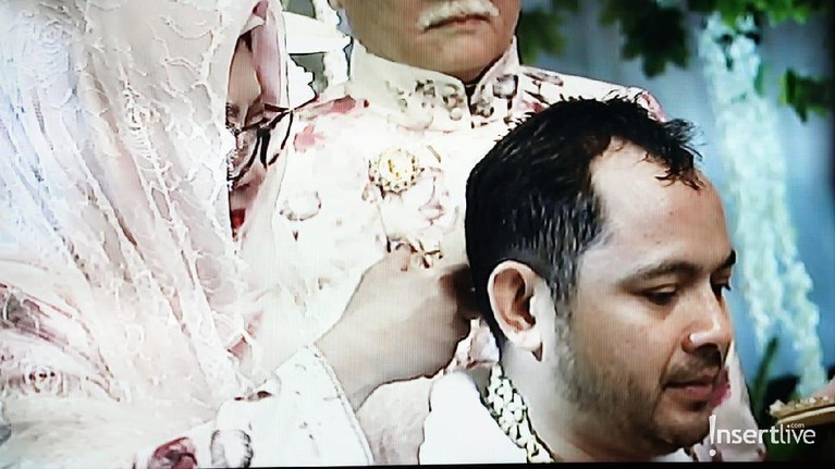 7 Momen Prosesi Siraman Cucu Soeharto Jelang Nikahi Pramugari Cantik Beberapa momen proses siraman anak ketiga Tutut Soeharto, Danny Rukmana yang akan segera menikahi Raiyah Chitra, yang berprofesi sebagai pramugari.