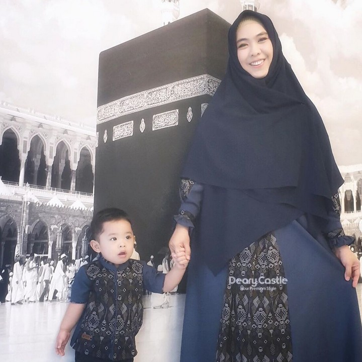 <p>Bunda ingin tetap tampil kompak dengan anak laki-laki? OOTD hijab a la Oki Setiana Dewi ini mungkin bisa diterapkan, Bun. Pilih corak gamis dan koko yang serupa. Cocok untuk pergi kondangan bersama anak, Bun. (Foto: Instagram @okisetianadewi)</p>