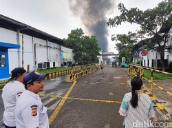 Pabrik Kosmetik di Sukabumi Terbakar, Api Masih Berkobar