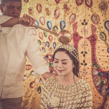 7 Potret Prosesi Siraman Calon Istri Cucu Soeharto di Jumat Kliwon