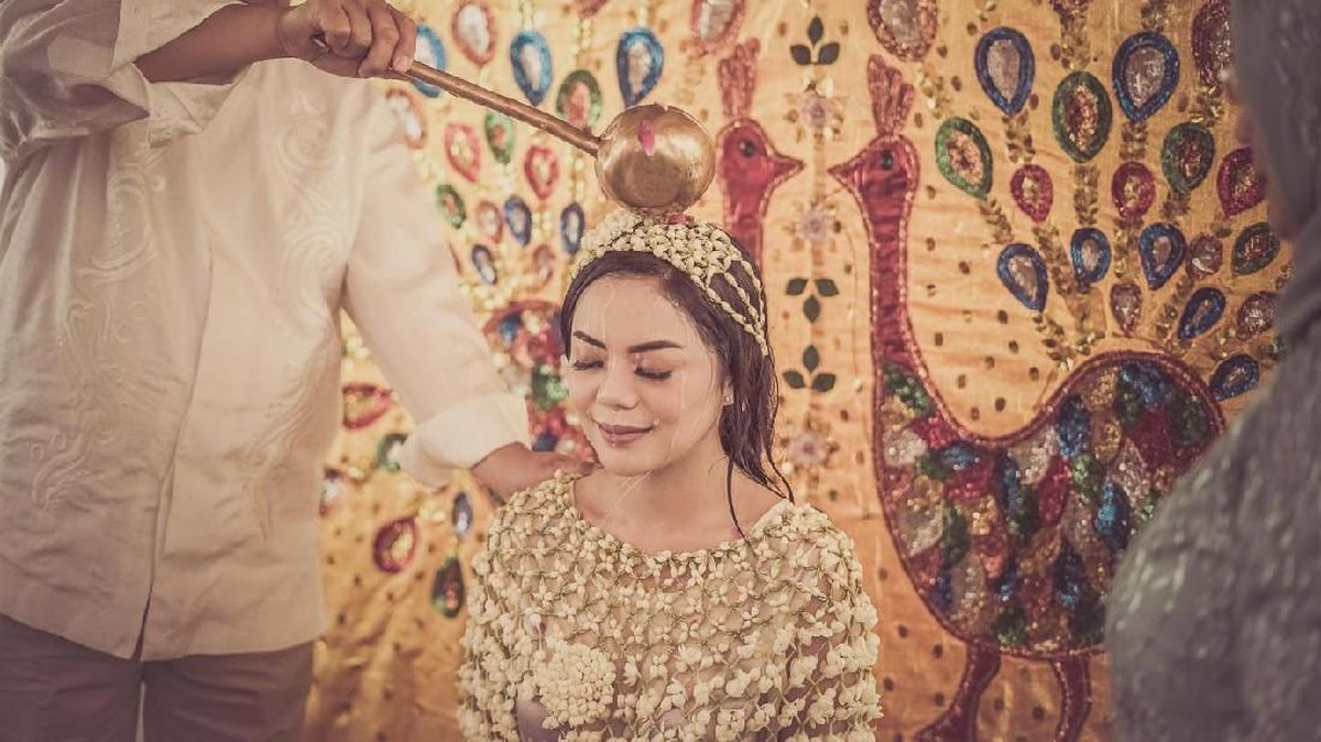 Beberapa momen prosesi siraman pramugari cantik Raiya Chitra Caesaria jelang pernikahannya dengan Danny Rukmana digelar di Jumat Kliwon&comma; &lpar;14&sol;2&rpar;&period; 