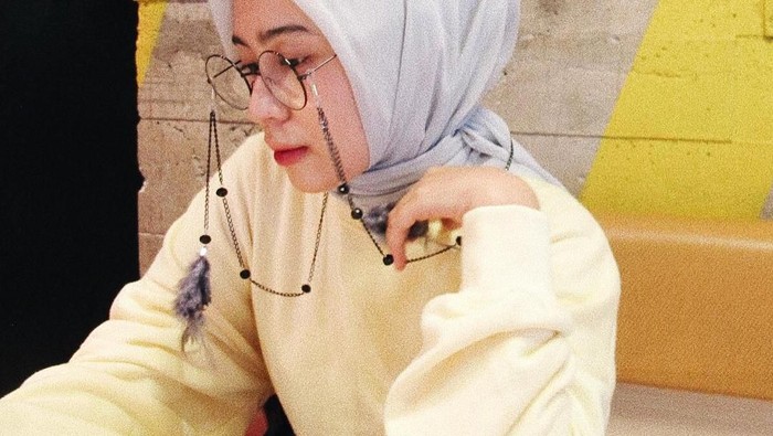 Model dan Cara Pakai Kacamata yang Cocok untuk Hijabers Supaya Tak Bikin Hijab Berantakan