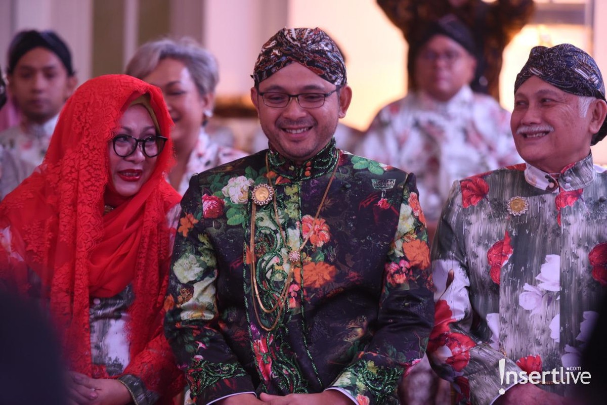 Putra ketiga Tutut Soeharto&comma; Danny Rukmana baru saja mejalani prosesi adat bugis Makassar&comma; Mappacci dengan Raiyah Chitra Caesaria&period;