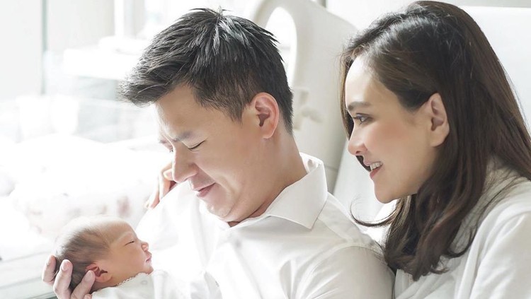 Shandy Aulia yang baru saja dikarunia anak pertama, mengunggah momen bersama dengan suaminya di Instagram. Dalam momen itu dia mengaku tegang, Bun.