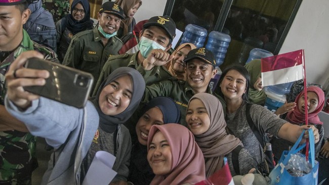 Polda Kepri memastikan 229 personel BKO pengawalan observasi ratusan WNI di Natuna selama 14 hari dalam keadaan sehat dan negatif terpapar virus corona.