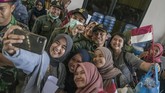 FOTO: Senyum WNI Usai Masa Karantina Virus Corona di Natuna Sebanyak 237 WNI dan 1 WNA yang telah mengikuti observasi virus corona selama dua pekan di Natuna dipulangkan hari ini.