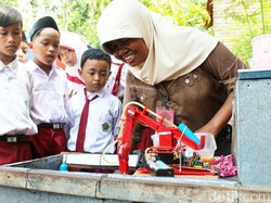Pemuda Purworejo Jualan Dibantu Robot, Telur Dagangan Laris Manis