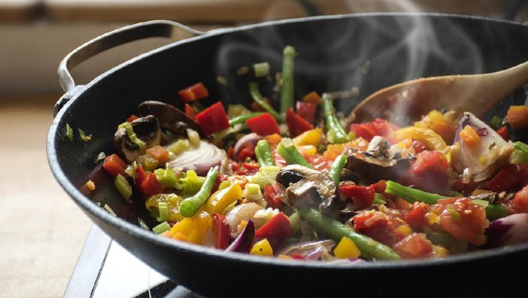 Menumis sayuran itu membutuhkan keterampilan dan trik tersendiri. Agar rasanya tak kalah dari chef handal, yuk Bunda simak tips tumis sayur berikut.