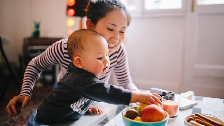 Sebagai ibu baru pastinya selalu ingin memberikan ASI yang cukup untuk anak. Berikut tujuh buah yang bisa perlancar ASI untuk ibu menyusui. Apa saja?