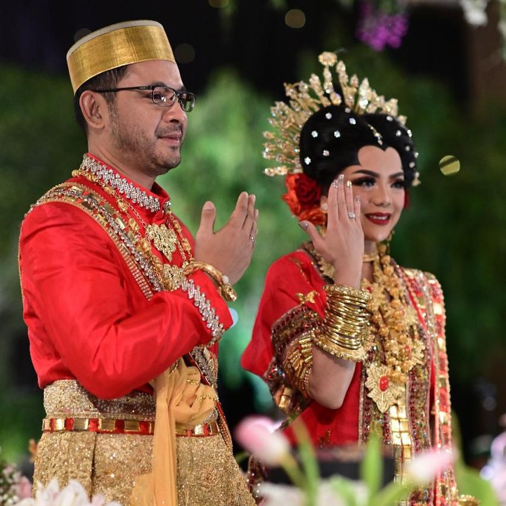 <span style="color: #222222; font-family: Arial, Helvetica, sans-serif; font-size: small;">Danny juga memberikan mas kawin pada Raiyah berupa emas 20,2 gram dan uang tunai 88 Riyal.</span>