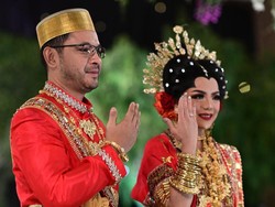 Gelar Mitoni, Raiyah Caesaria dan Cucu Soeharto Danny Rukmana Siap Timang Anak