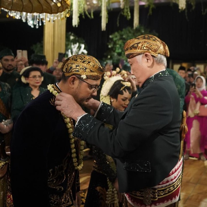 <p>Jika akad nikah Danny dan Raiyah menggunakan adat Bugis Makassar, maka untuk resepsi mereka menggunakan adat Sunda dan Jawa. (Foto: Istimewa)</p>