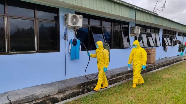 Sejumlah pegawai keluraha di kota Solo khawatir dengan penetapan status KLB oleh Pemkot Solo. Mereka meminta Dinkes menyemprotkan disinfektan.