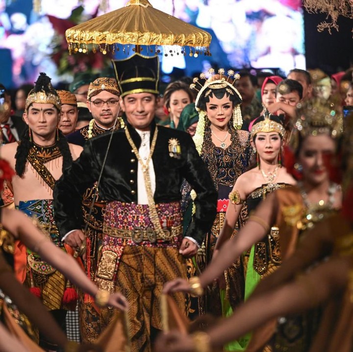 <p>Iring-iringan mempelai pengantin menuju pelaminan. (Foto: Istimewa)</p>