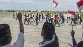 FOTO: Senyum WNI Usai Masa Karantina Virus Corona di Natuna Sebanyak 237 WNI dan 1 WNA yang telah mengikuti observasi virus corona selama dua pekan di Natuna dipulangkan hari ini.