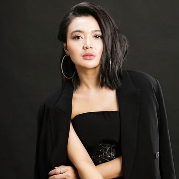 Wika Salim Foto di Samping Mobil, Netter: Ada yang Bulat Tapi Bukan Ban