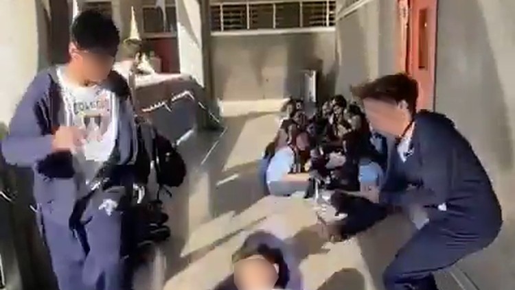 Skullbreaker challenge tengah viral di media sosial. Tapi, tantangan yang satu ini sangat berbahaya, Bun. Makanya, KPAI meminta agar orang tua dan guru waspada.