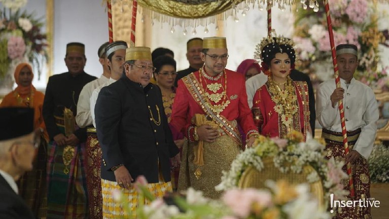 7 Potret Akad Nikah Danny Rukmana Putra Tutut Soeharto dengan Raiyah Putra ketiga Tutut Soeharto yakni Danny Bimo Hendro Utomo resmi menikah dengan gadis asal Makassar, Raiyah Chitra Caesaria, Sabtu (15/2).