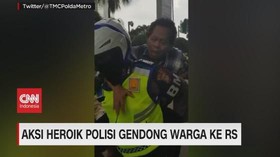 VIDEO: Aksi Heroik Polisi Gendong Warga ke RS