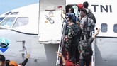 FOTO: Senyum WNI Usai Masa Karantina Virus Corona di Natuna Sebanyak 237 WNI dan 1 WNA yang telah mengikuti observasi virus corona selama dua pekan di Natuna dipulangkan hari ini.