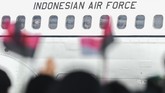 FOTO: Senyum WNI Usai Masa Karantina Virus Corona di Natuna Sebanyak 237 WNI dan 1 WNA yang telah mengikuti observasi virus corona selama dua pekan di Natuna dipulangkan hari ini.