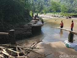 Jembatan Penghubung Putus, Puluhan Keluarga di Pacitan Terisolasi