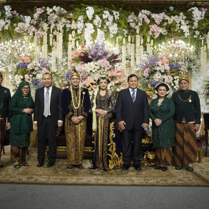 <p>Resepsi Danny dan Raiyah dihadiri sejumlah saudara dan kerabat, seperti Menteri Pertahanan Prabowo serta sang putra, Didit Hediprasetyo. (Foto: Istimewa)</p>