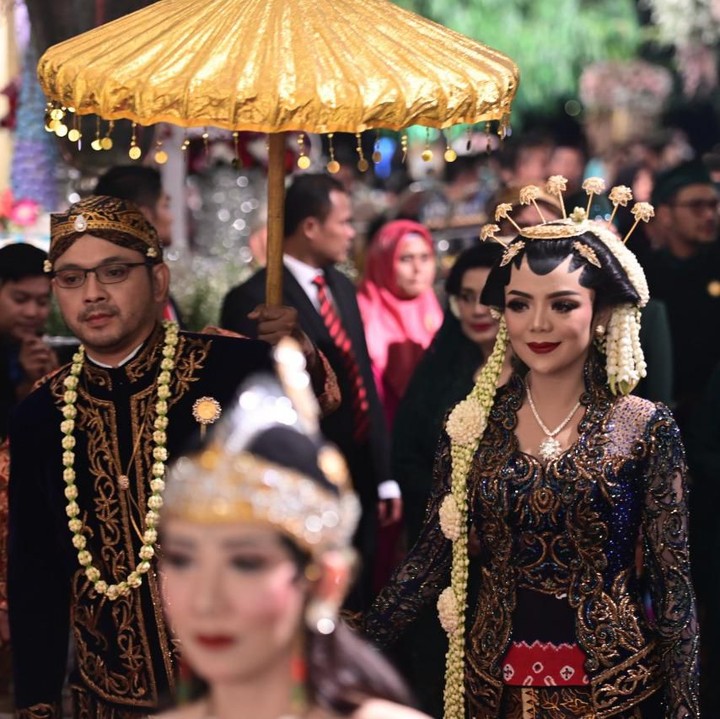 <p>Raiyah terlihat anggun dan cantik dalam balutan busana adat Jawa. (Foto: Istimewa)</p>