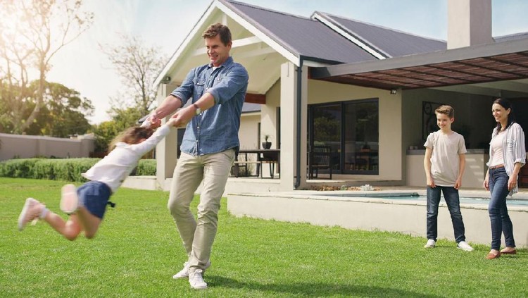 Bunda memiliki rumah minimalis, lalu ingin menjadikan halaman rumput sebagai tempat bermain anak? Begini cara menatanya agar aman untuk tempat anak bermain.
