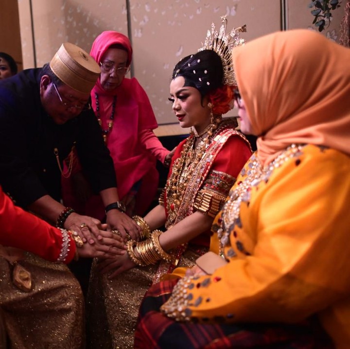 <span style="color: #500050; font-family: Arial, Helvetica, sans-serif; font-size: small;"> Pernikahan tersebut digelar dengan menggunakan adat Bugis-Makassar. (Foto: Istimewa)</span>
