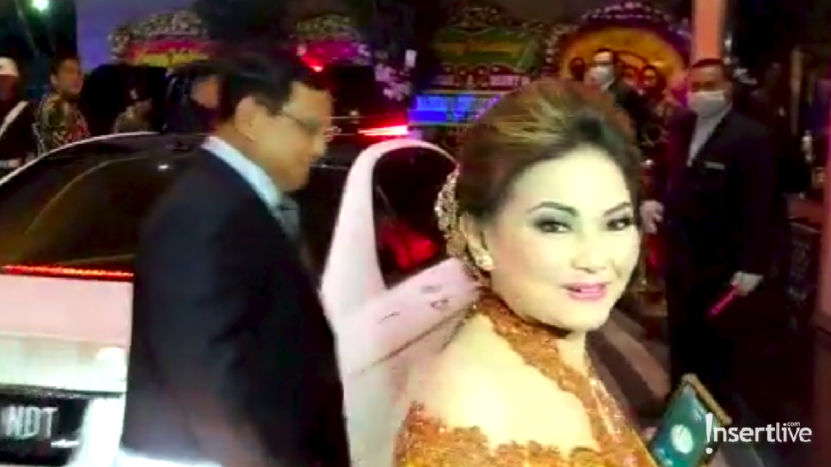 Deretan artis dan pejabat terlihat menghadiri resepsi pernikahan Danny Rukmana dan Raiyah hari ini&comma; Sabtu &lpar;15&sol;2&rpar; di Hotel Mulia&comma; Jakarta&period;