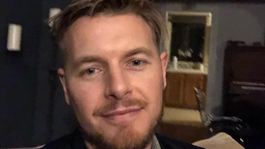 Rick Cosnett mengaku sebagai seorang gay dan mengungkapkannya ke publik.