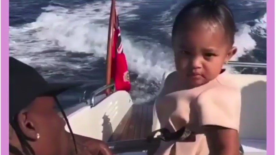 Stormi terlihat cuek ketika dipanggil oleh Kylie Jenner.