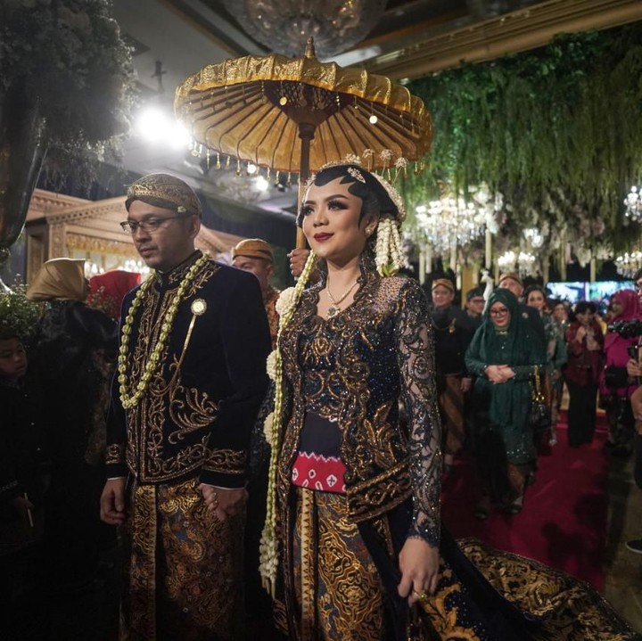 <p>Danny Rukmana juga tampak gagah mengenakan beskap. (Foto: Istimewa)</p>