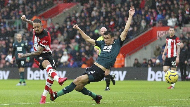 Burnley berhasil menang atas Southampton dengan skor 2-1 di Liga Inggris. Salah satu gol Burnley berasal langsung dari tendangan sepak pojok.