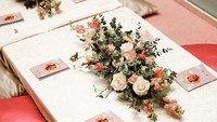 <p>Para tamu undangan disediakan tempat dengan dekorasi bantal duduk berwarna pastel. Dilengkapi meja pendek berhias bunga yang sangat indah. (Foto: Instagram @rachelvennya)</p>