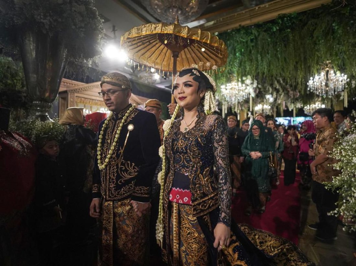 Usai melakukan akad nikah pada Sabtu &lpar;15&sol;2&rpar; pagi&comma; Danny Rukmana dan Raiyah Chitra Caesaria langsung menggelar resepsi pada malam harinya&period;