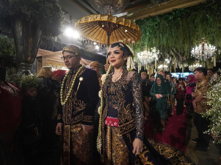 Usai melakukan akad nikah pada Sabtu (15/2) pagi, Danny Rukmana dan Raiyah Chitra Caesaria langsung menggelar resepsi pada malam harinya.