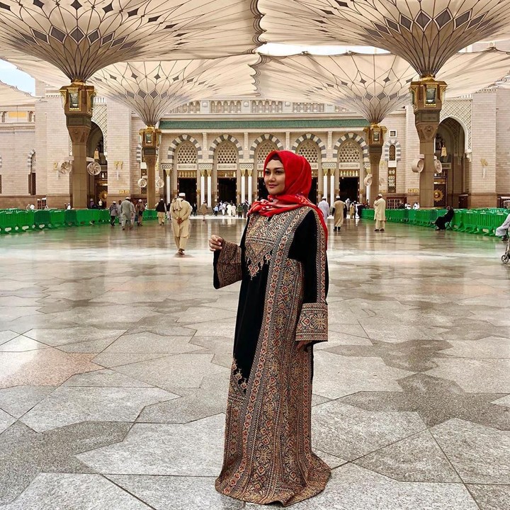 <p>Gamis yang penuh dengan motif ini membuat penampilan Bella Saphira terlihat lebih elegan ya. (Foto: Instagram @bellasaphiraofficial)</p>