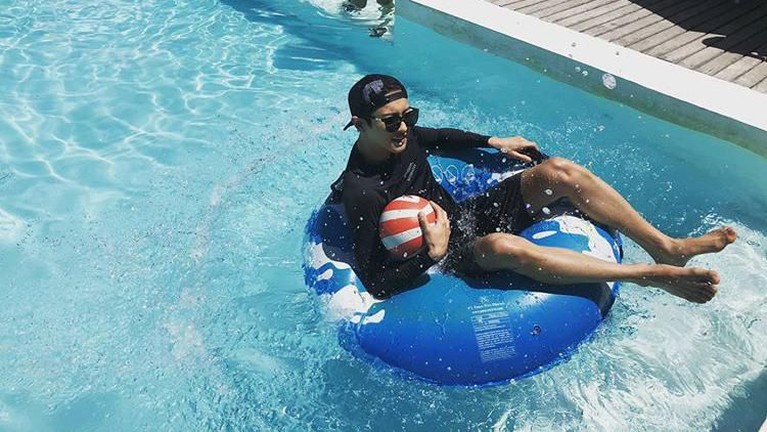 Beberapa potret tampan Chanyeol EXO yang followersnya tembus 20 juta orang di Instagram versi Insertlive.
