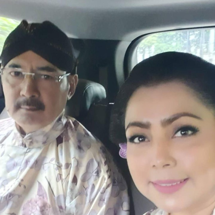 <p>Mereka juga datang ke acara siraman Danny nih, Bun. Mayang dan Bambang kompak mengenakan busana adat Jawa bermotif bunga-bunga. Mayang nampang menyanggul rambutnya. Sedangkan Bambang mengenakan blankon hitam. (Foto: Instagram @mayangsaritrihatmodjoreal)</p>