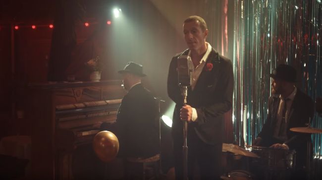 Dakota Johnson memulai debut sutradara dalam video musik terbaru Coldplay, Cry Cry Cry yang memiliki nuansa klasik dan antik.