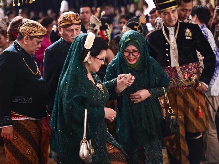 Usai melakukan akad nikah pada Sabtu (15/2) pagi, Danny Rukmana dan Raiyah Chitra Caesaria langsung menggelar resepsi pada malam harinya.