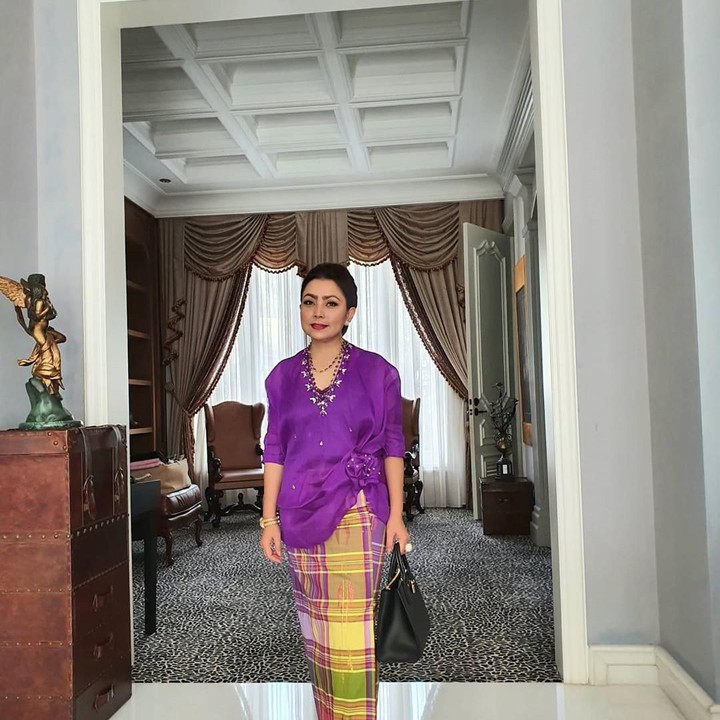 <p>Selain itu, Mayangsari terlihat mengenakan busana adat Makassar. Mayang mengenakan baju bodo berwarna ungu. (Foto: Instagram @mayangsaritrihatmodjoreal)</p>