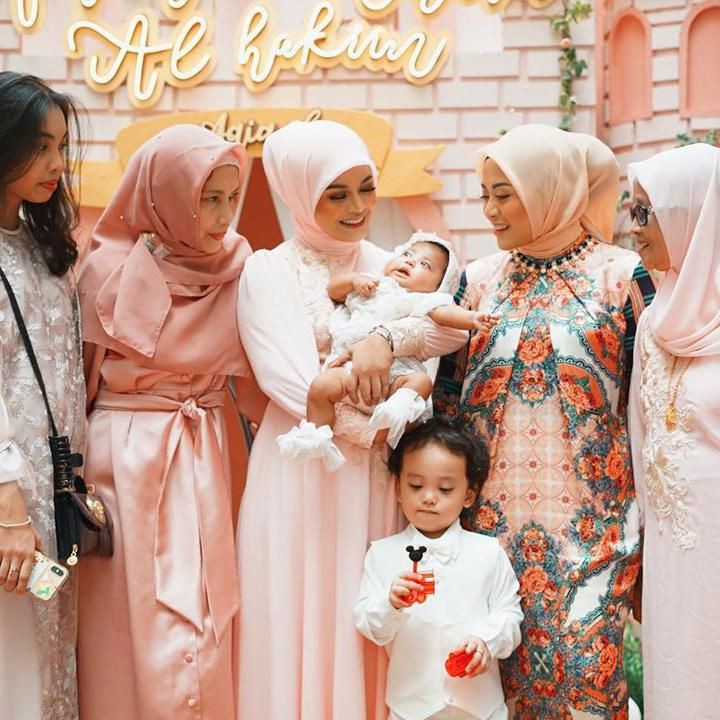 <p>Teman-teman serta kerabat Rachel dan Niko datang ikut mendoakan Chava. (Foto: Instagram @rachelvennya)</p>
