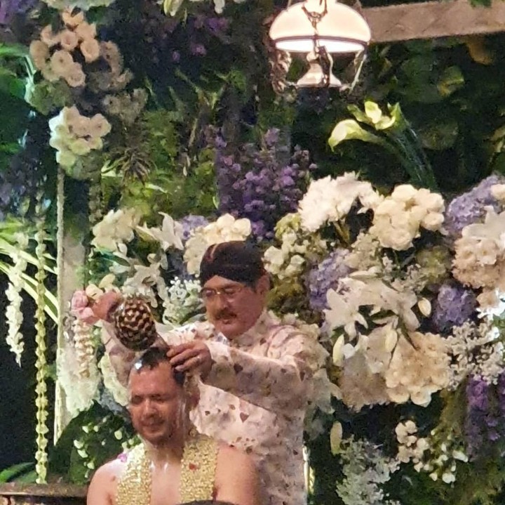 <p>Bambang nampak ikut ritual menyiramkan air bunga ke tubuh Danny kemarin. (Foto: Instagram @mayangsaritrihatmodjoreal)</p>