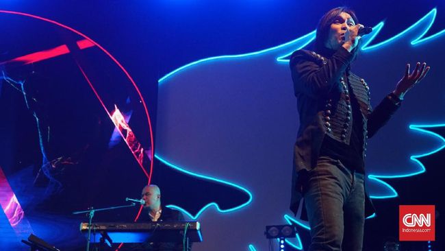 Penonton tak berhenti berteriak dan bernyanyi bersama dalam konser 20 Tahun Bintang Lima Tour di Bandung, Sabtu (15/2) malam.