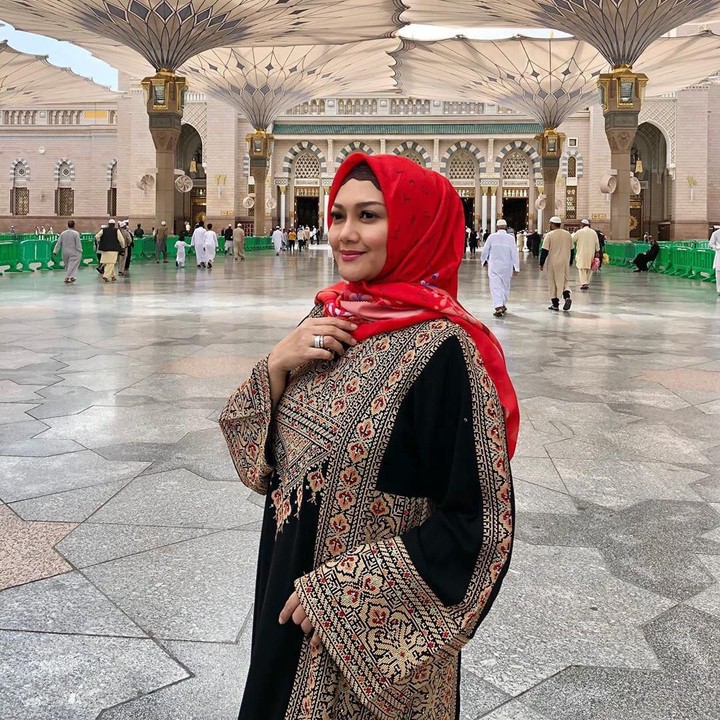 <p>Bella Saphira terlihat cantik ketika mengenakan abaya berwarna hitam dengan kerudung merah. (Foto: Instagram @bellasaphiraofficial)</p>