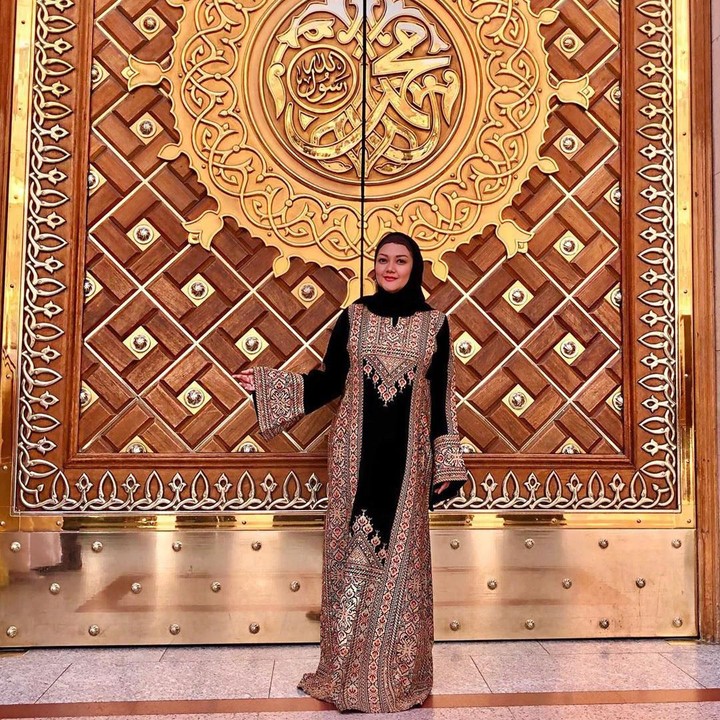 <p>Artis Bella Saphira baru saja menjalankan ibadah umrah di Tanah Suci. Bella juga mengunjungi tempat-tempat bersejarah dalam Islam. (Foto: Instagram @bellasaphiraofficial)</p>