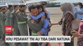 VIDEO: Kru Pesawat TNI AU Tiba dari Natuna